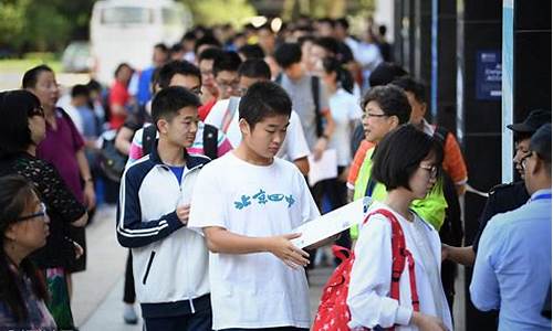 高考现场报道视频_学生高考报道